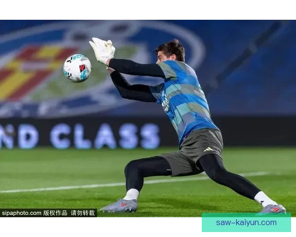 库尔图瓦在本赛季表现稳健，领导力备受关注再次引发讨论。